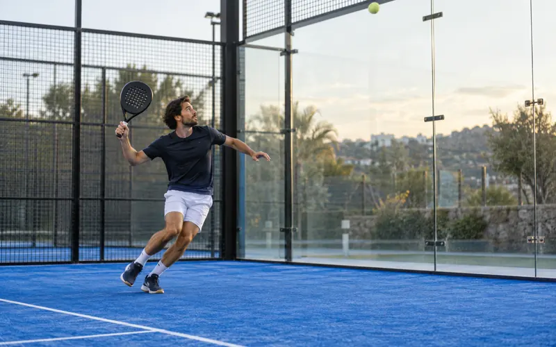 Pas croisés vers l'arrière pour se placer derrière une balle haute