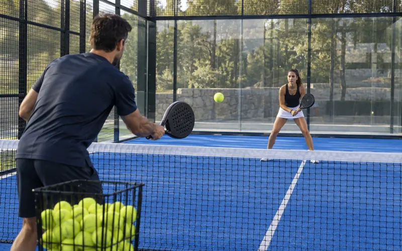 Exercice du panier : le coach envoie, l'élève joue la sortie de vitre