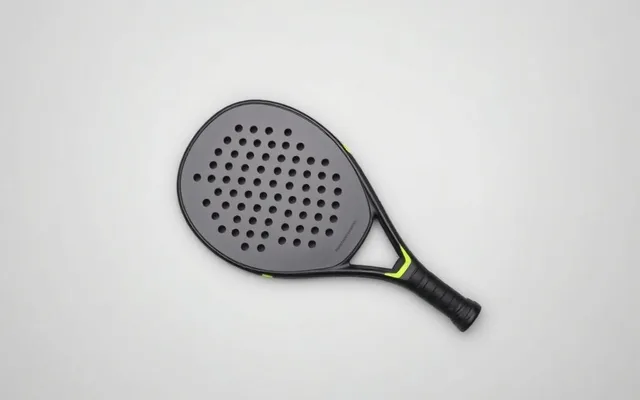 Pala de padel polyvalente à mousse souple recommandée pour un débutant